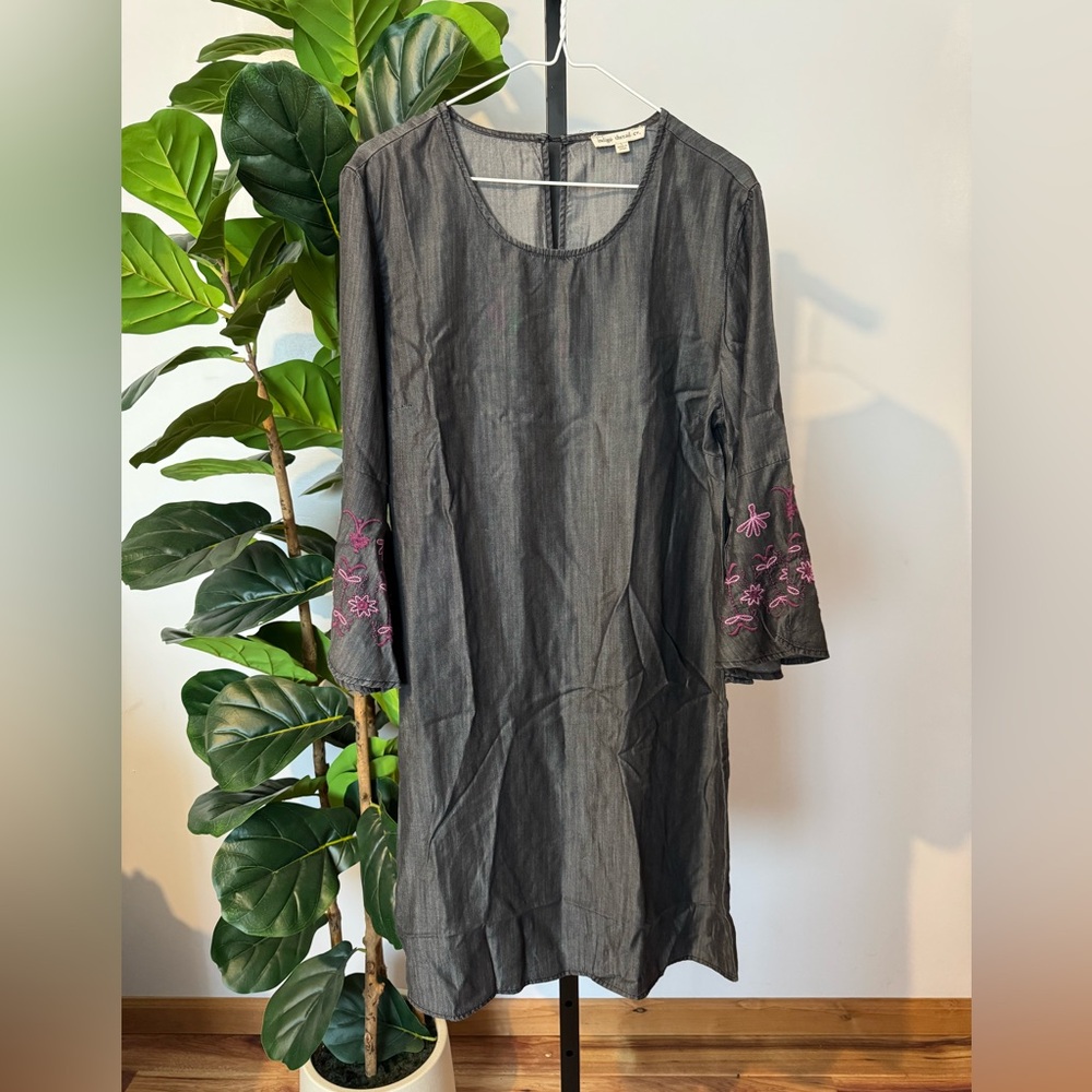 Casual Gray Long-Sleeve Shift Dress with Pink Embroidery